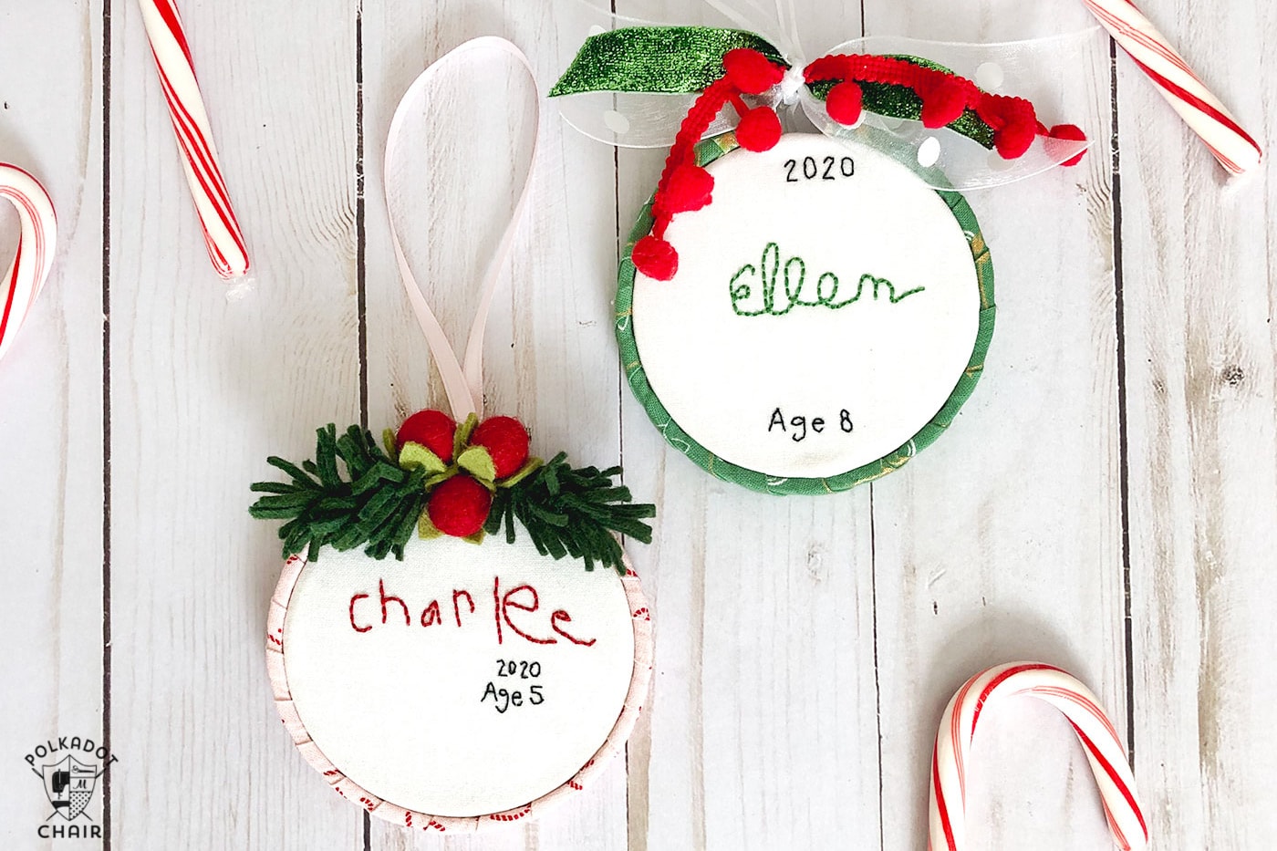 décorations de Noël brodées à la main avec des noms d'enfants sur une table en bois blanc