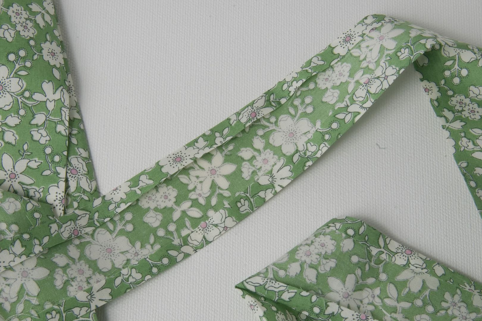 bande de tissu vert sur table blanche