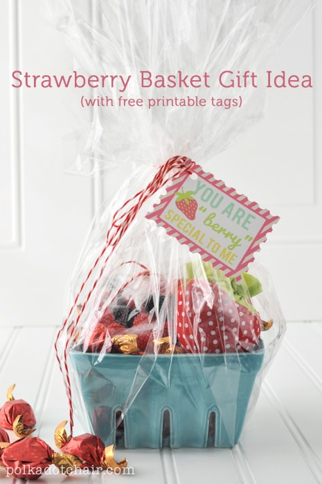 Idée de panier-cadeau aux fraises et étiquettes imprimables gratuites sur polkadotchair.com