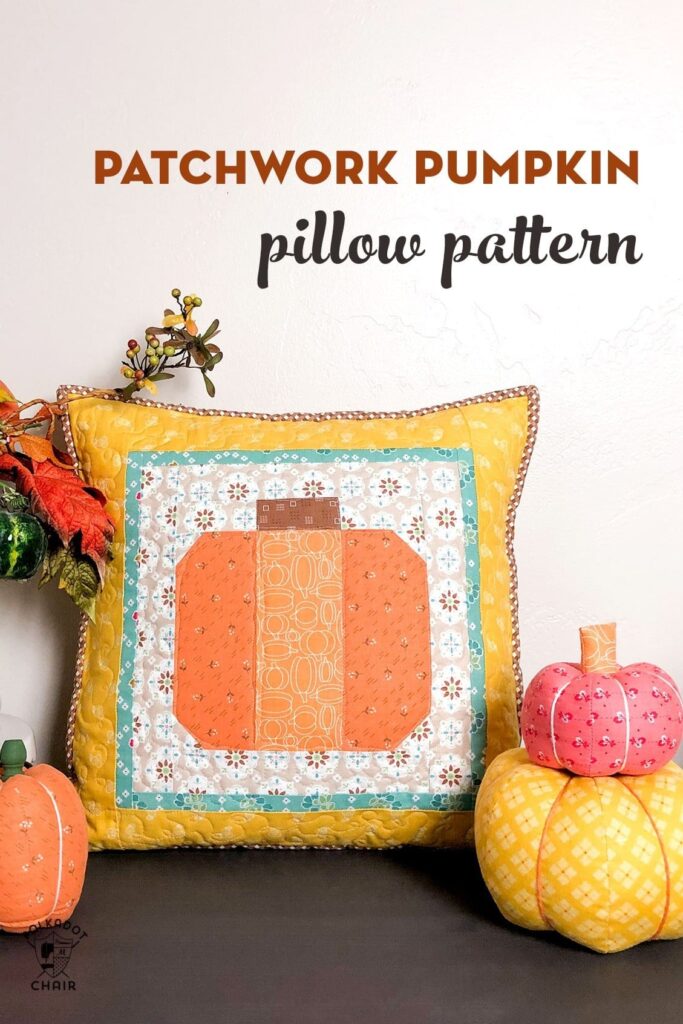 Patchwork pumpkin pillow sur table décorée pour l'automne avec des citrouilles en tissu