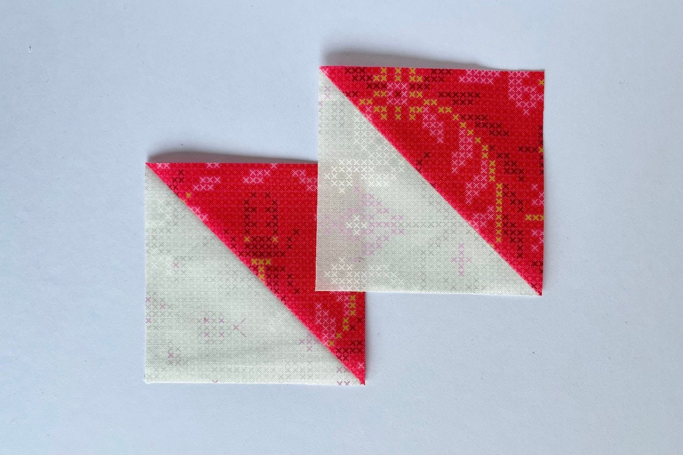 tissu rose et rouge sur table blanche