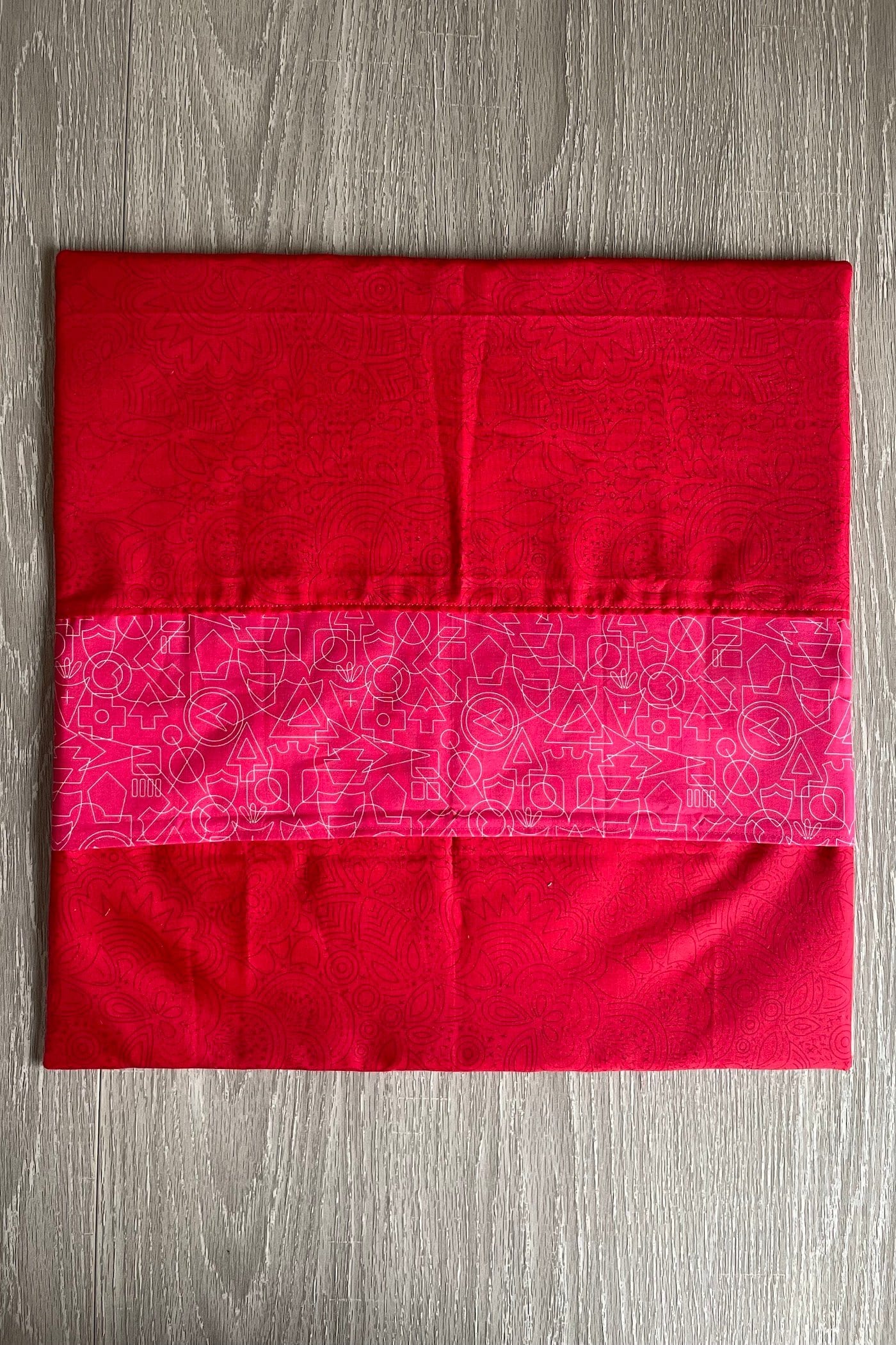 Taie d'oreiller en tissu rouge sur table en bois