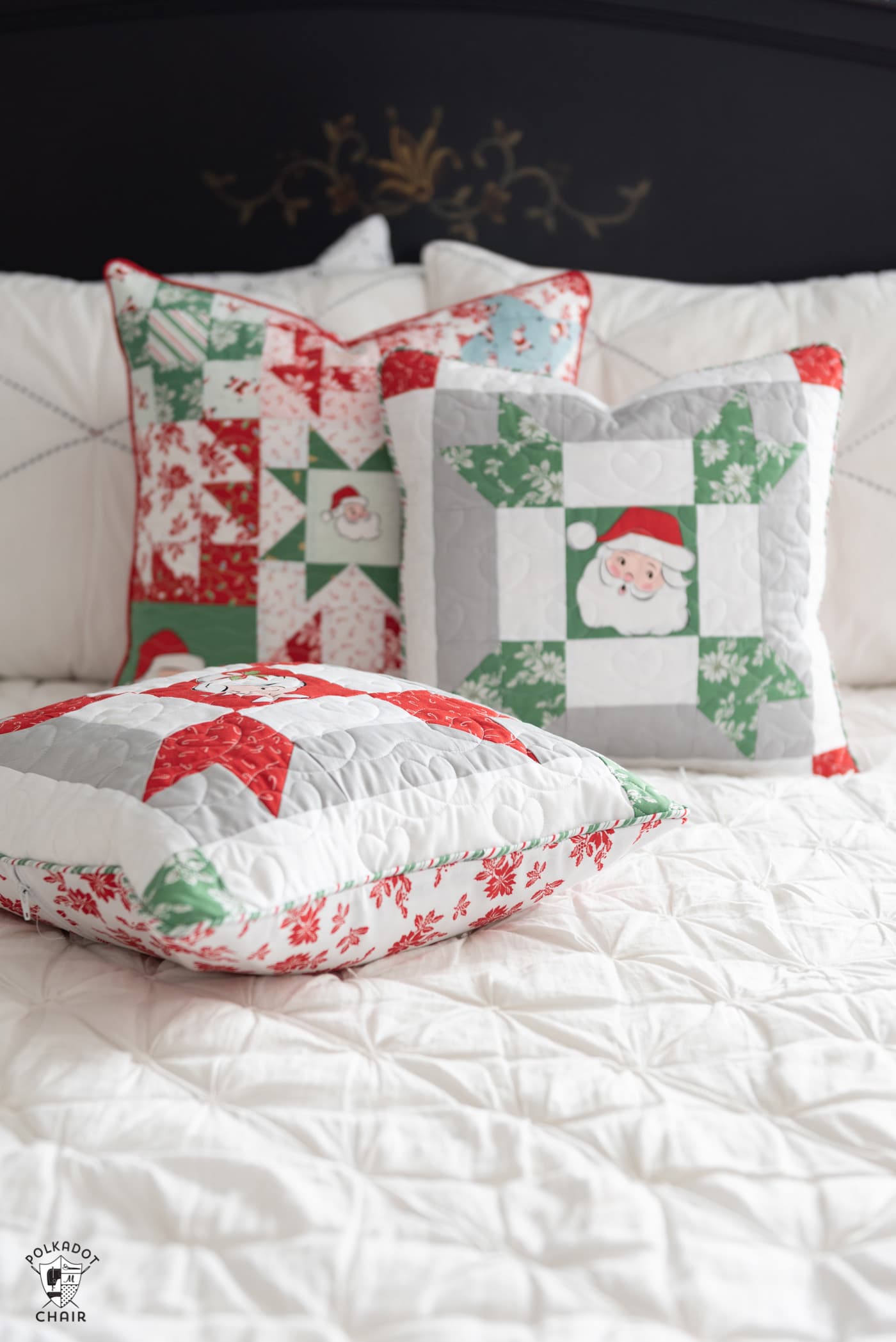 Oreillers de Noël en patchwork rouge, vert et blanc sur un lit blanc