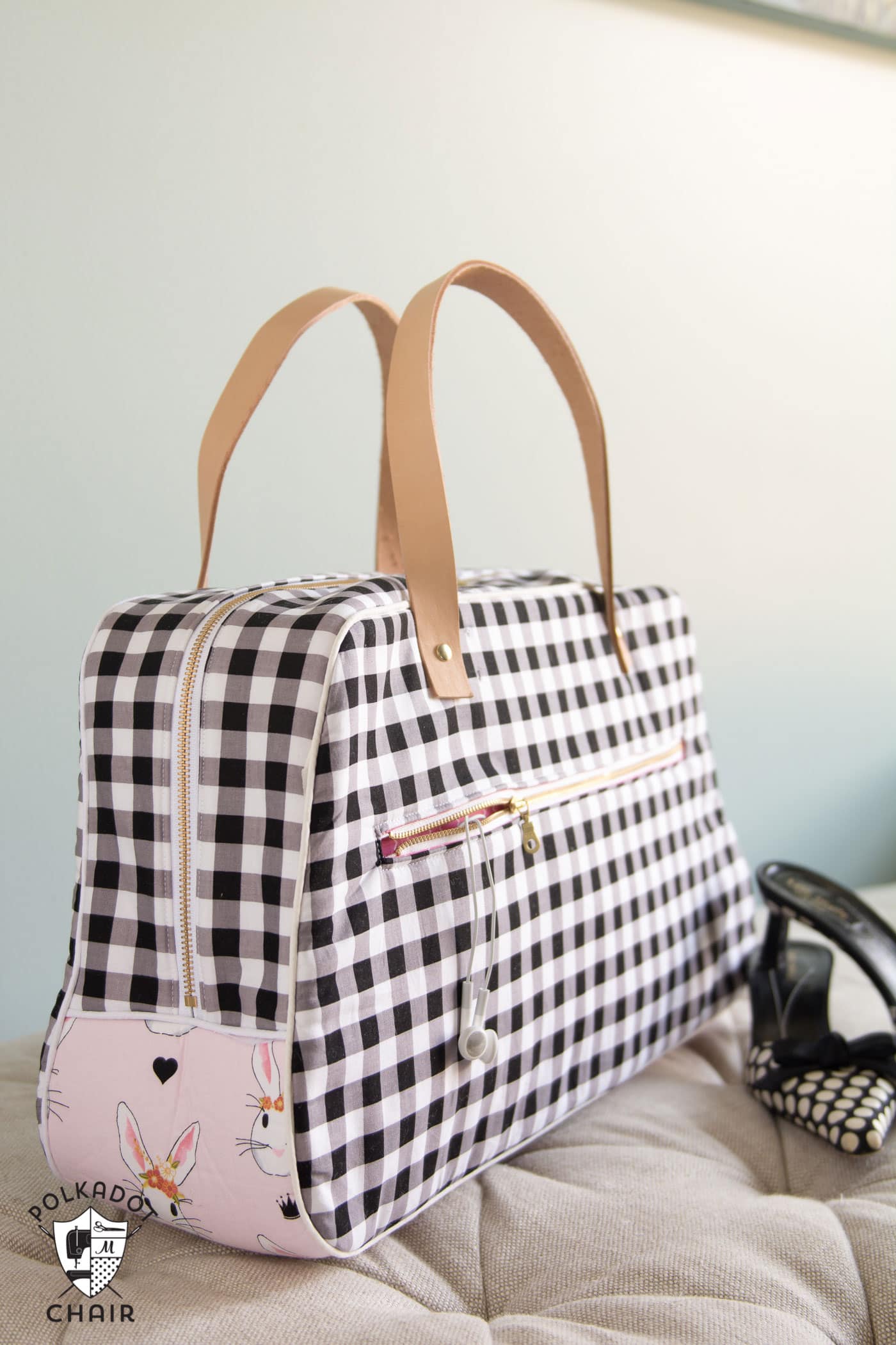 Patron de couture de sac de voyage rétro par Melissa Mortenson ; fait un joli sac de week-end et peut être fabriqué avec des lanières de cuir ou des poignées de sac à main cousues. Ce serait un joli sac de voyage d’été DIY.