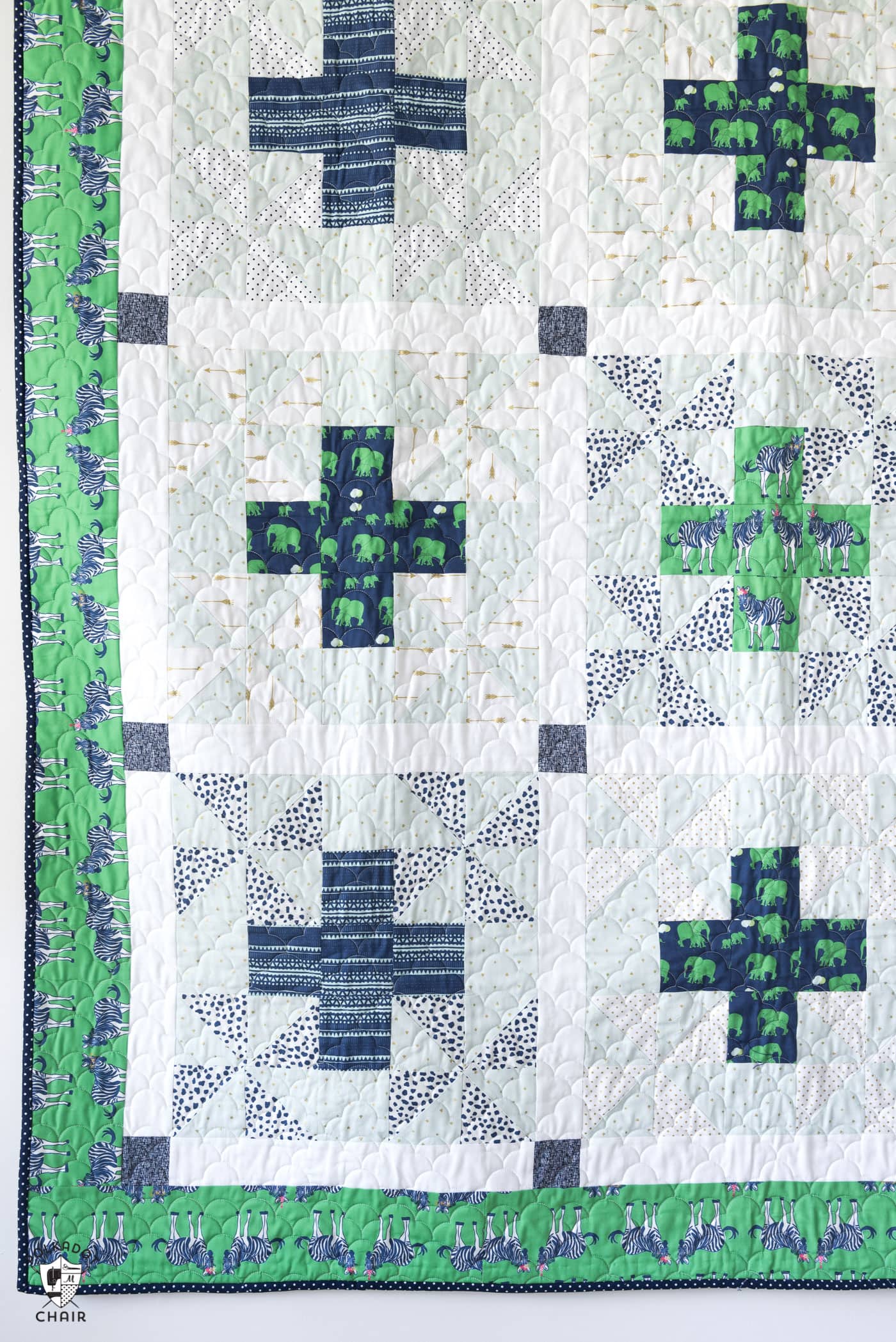 Modèle de courtepointe Patchwork Safari par Melissa Mortenson avec Safari Party Fabrics, une jolie version d'un motif de courtepointe plus ! Simple et amusant !