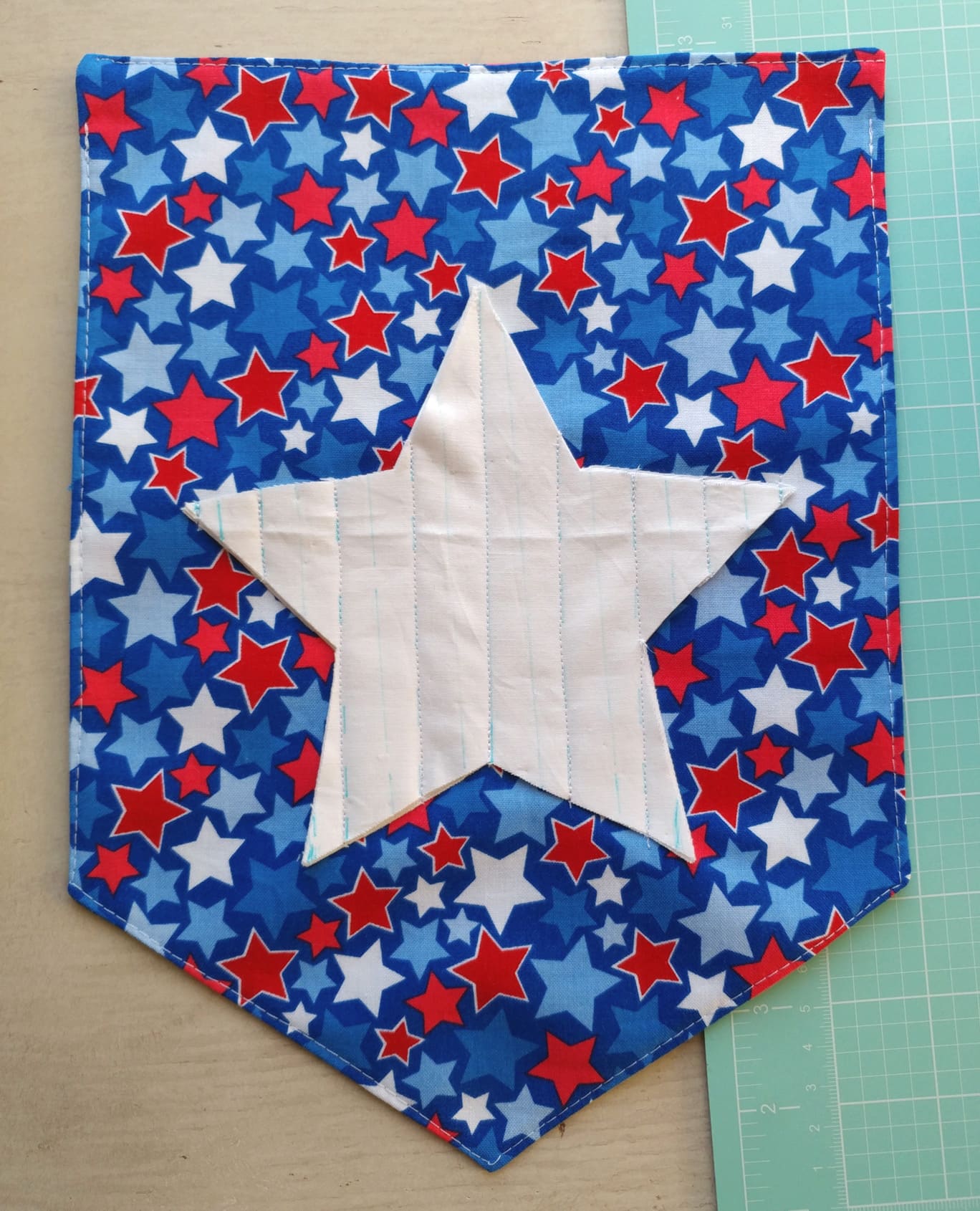 Le didacticiel de couture de bannière étoile chenille, une idée d'artisanat gratuite du 4 juillet, fait une décoration si mignonne du 4 juillet ! #4thofjuly #4thofjulycrafts #4thofjulysewing #smallsewingproject