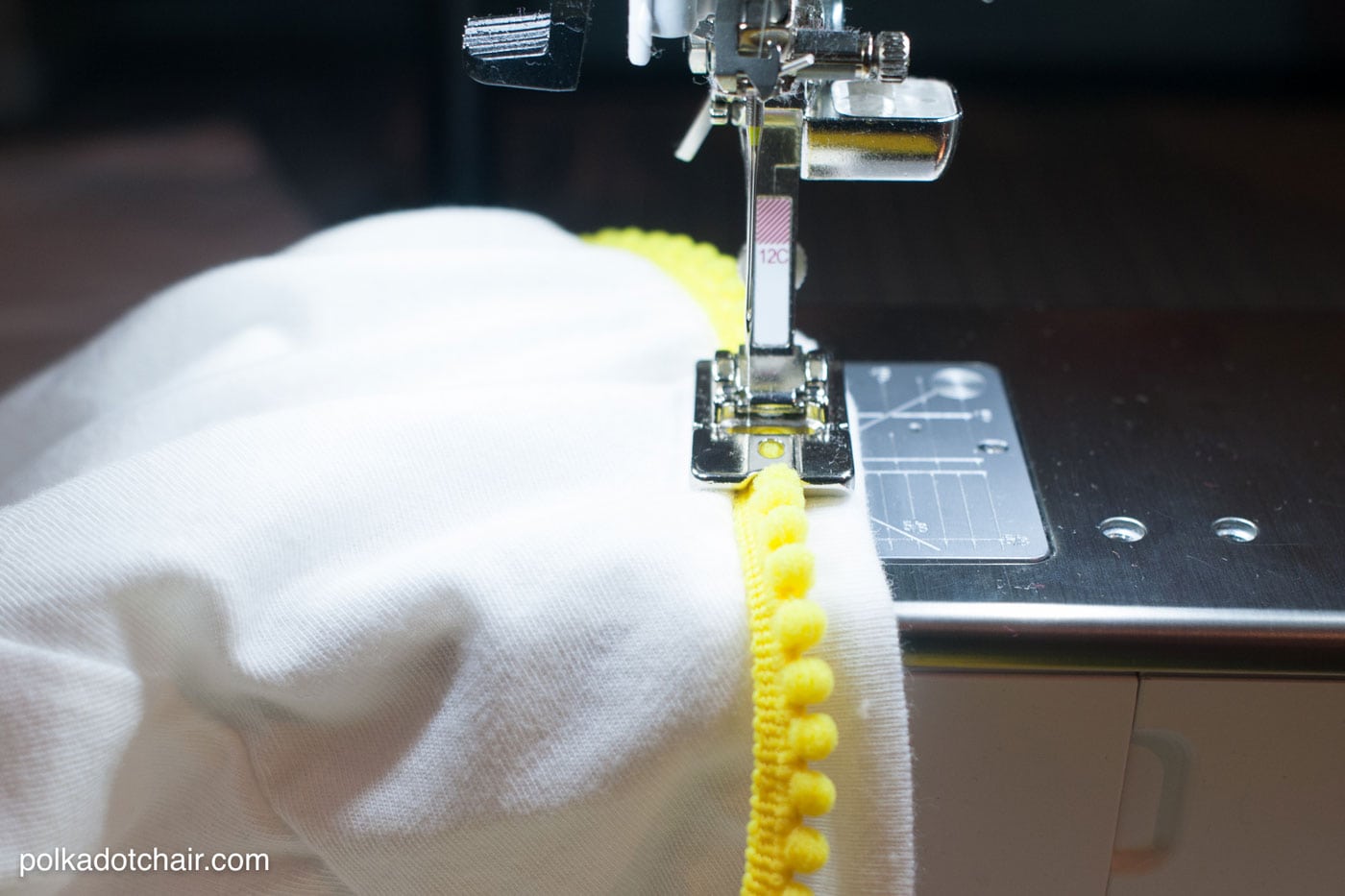 Apprenez des trucs et astuces pour faciliter la couture avec une bordure ou une frange à pompons. Comme comment ajouter une frange de pompons à un oreiller