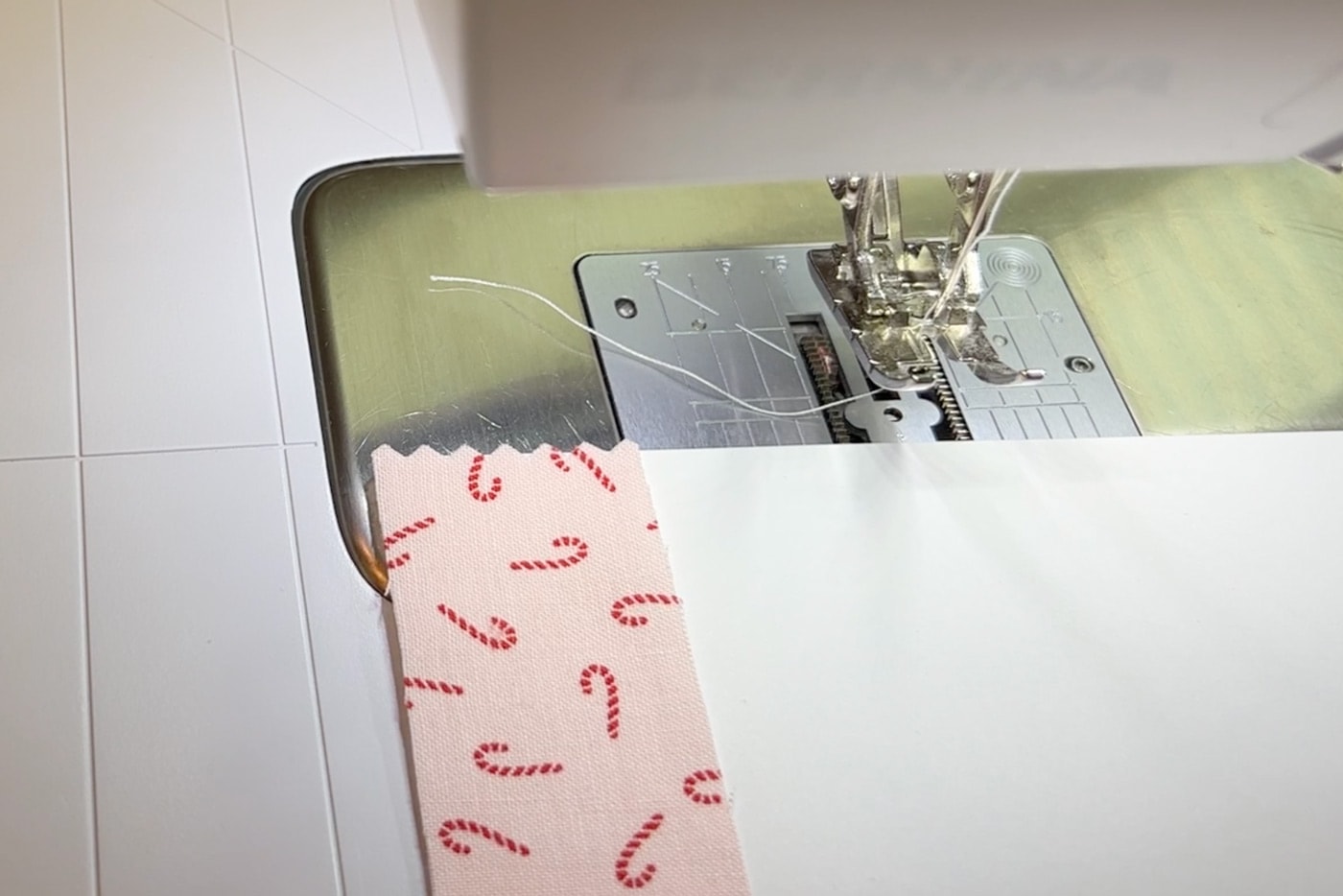 bande de tissu et papier sur machine à coudre