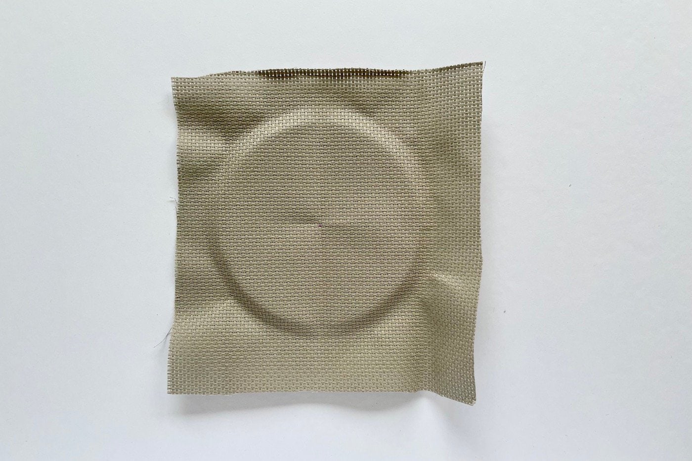 tissu beige sur une table blanche avec une impression de cercle