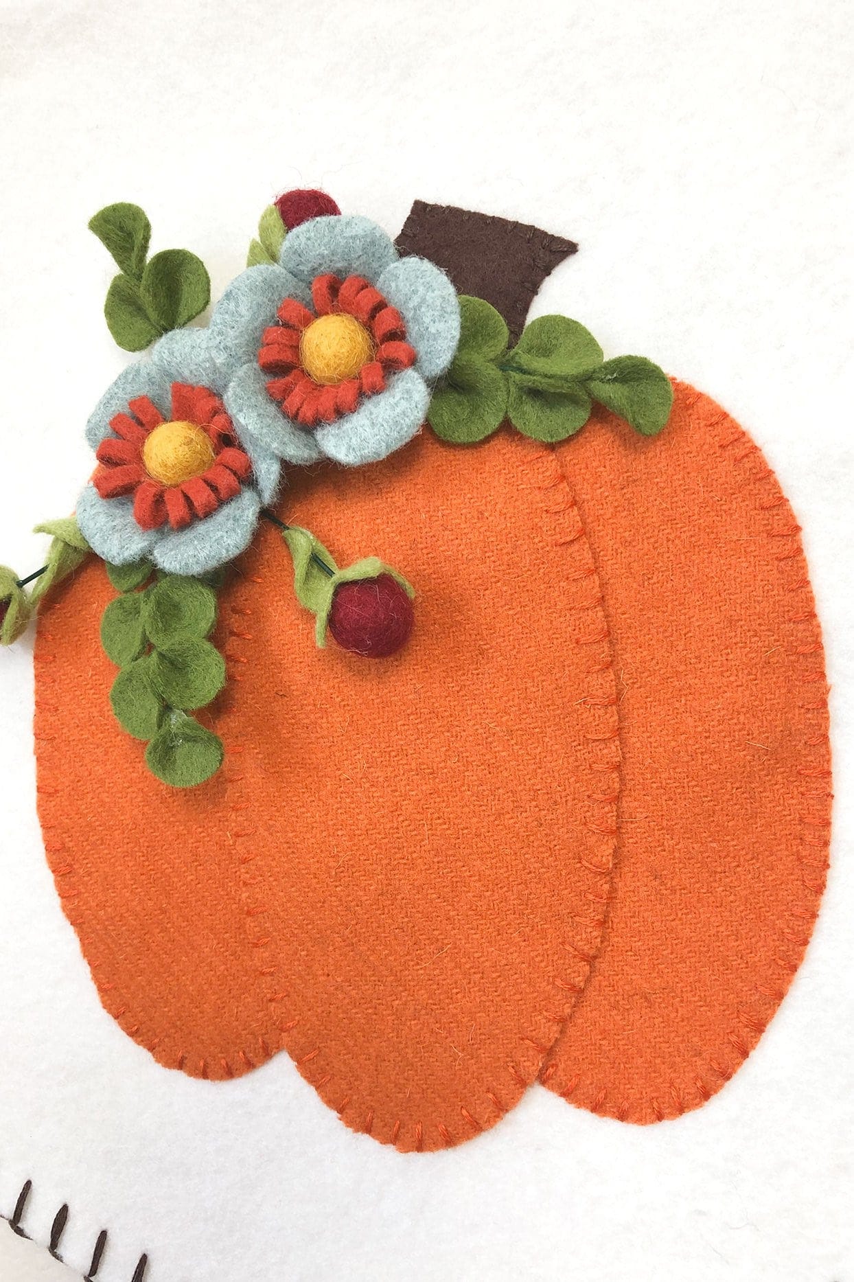 Bannière de citrouille d'automne gros plan de fleurs en feutre de laine