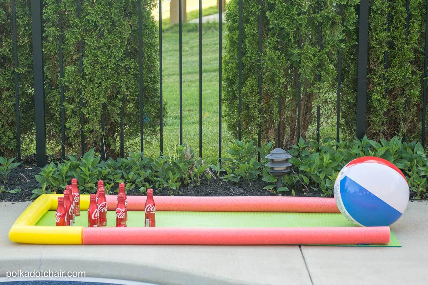 Jeu de bowling en plein air DIY, réalisé avec des bouteilles de Coca-Cola, un tapis de yoga et des nouilles de piscine !!