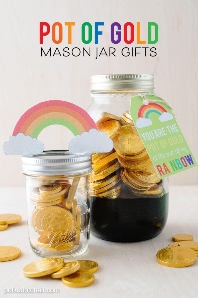 Idées cadeaux mignonnes pour le pot mason de la saint-patrick - pots "pot d'or" avec étiquettes imprimables gratuites.