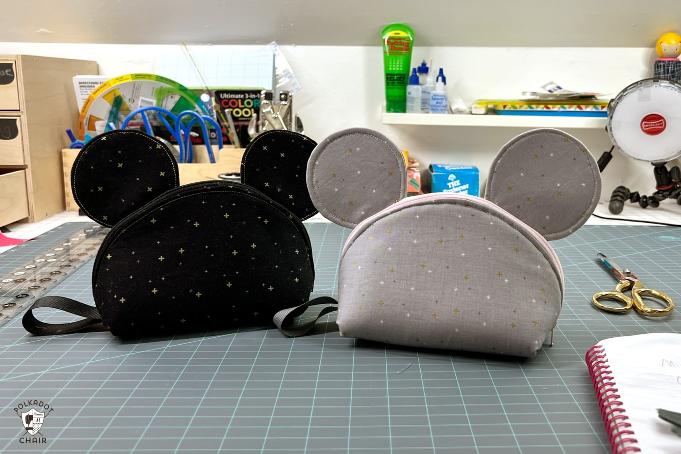 sacs de souris noirs et gris sur table de couture