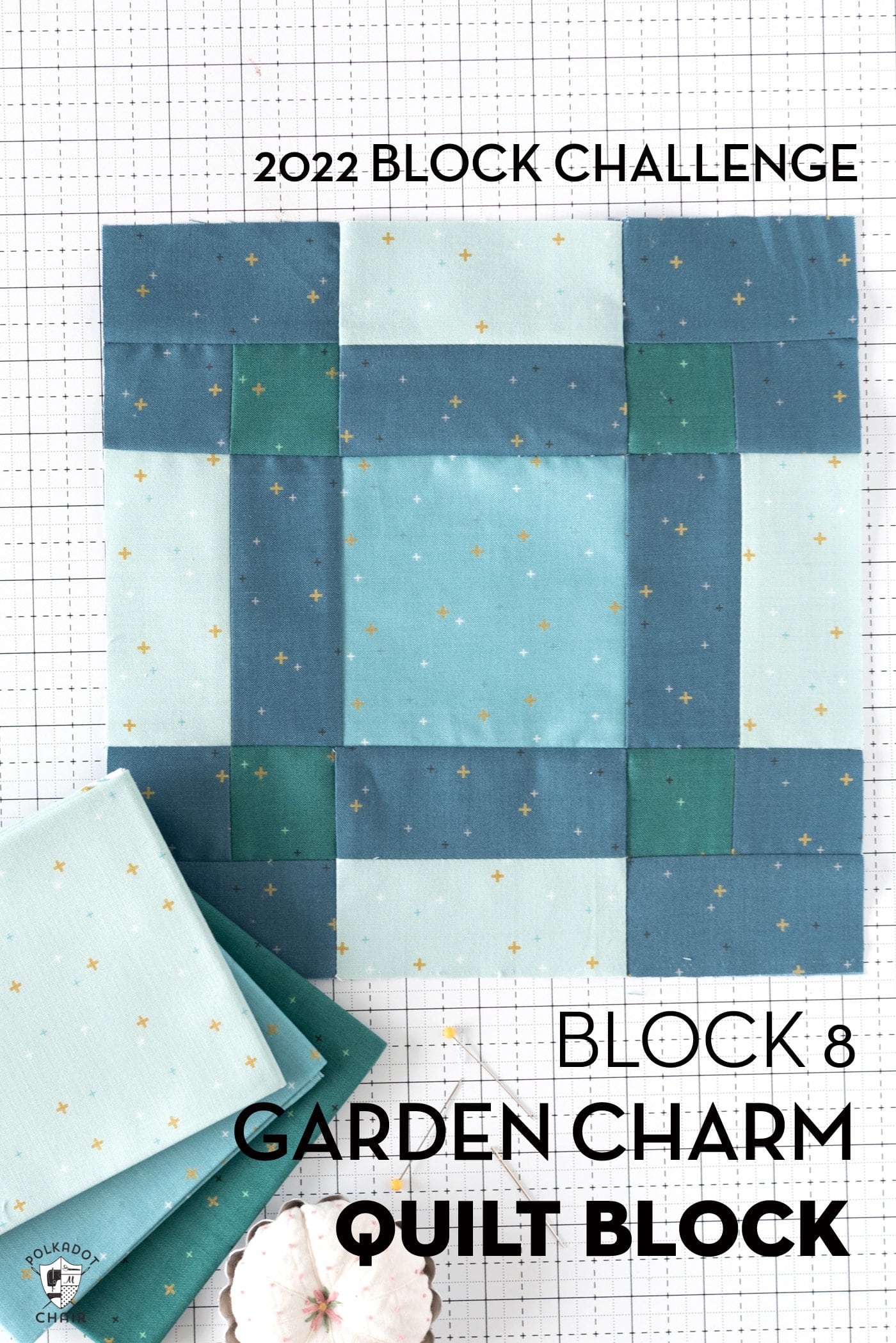 photo d'un bloc de courtepointe bleu, turquoise et vert sur un tapis de découpe blanc