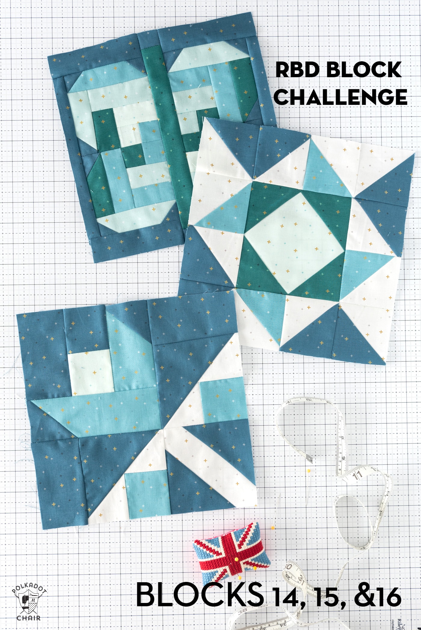 3 aqua, blauwe en groene quiltblokken op witte snijmat met noties