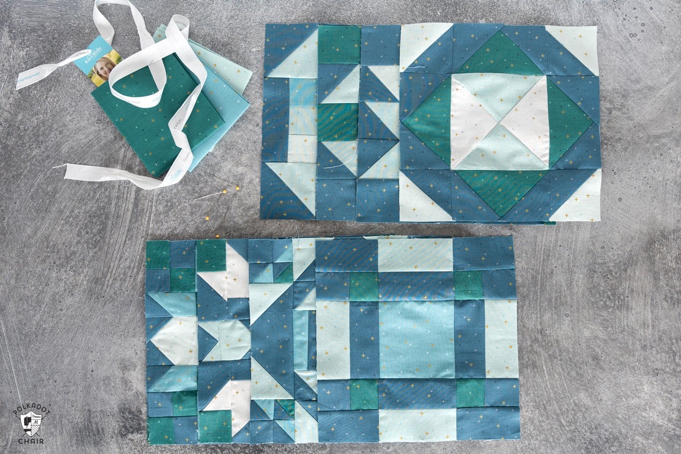 foto van verschillende blauwe en aquakleurige quiltblokken op een grijze metalen tafel