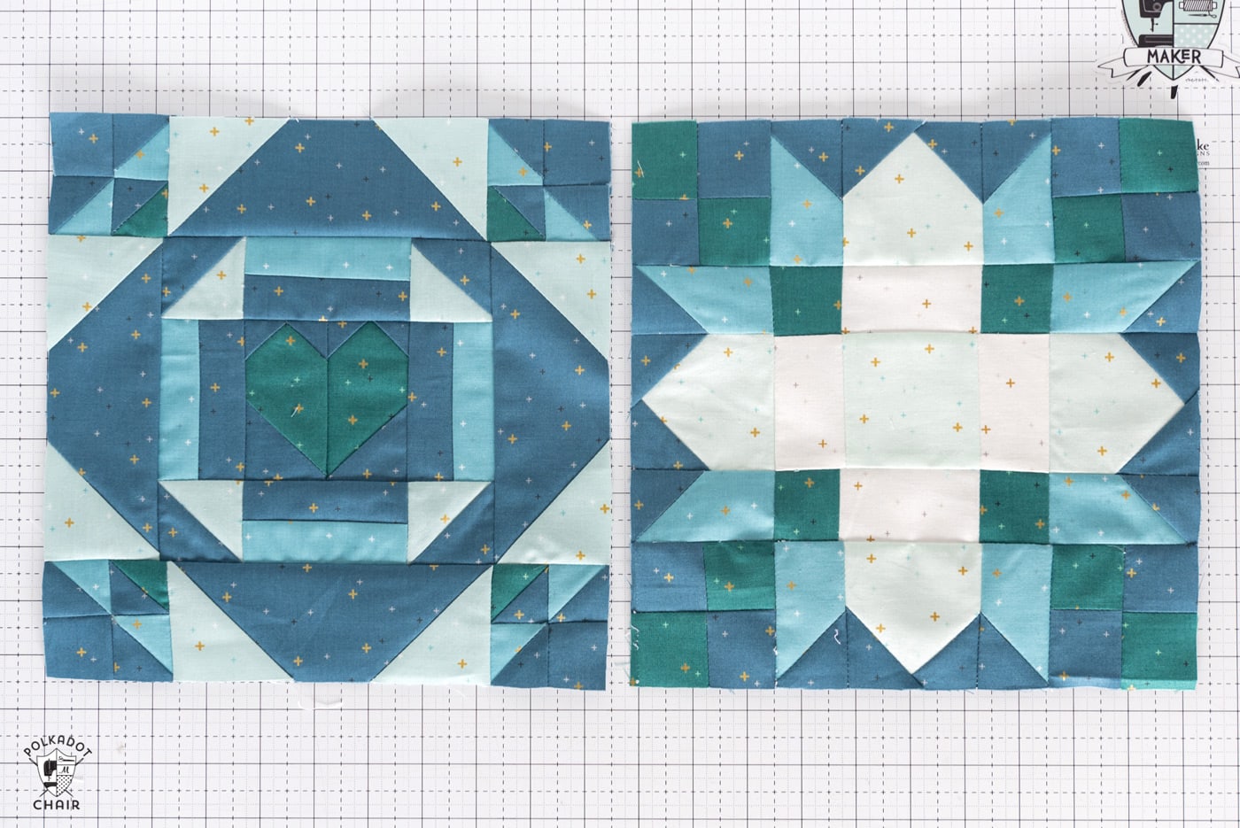 Bloc de courtepointe blanc bleu et vert sur tapis de découpe blanc avec tissus pliés