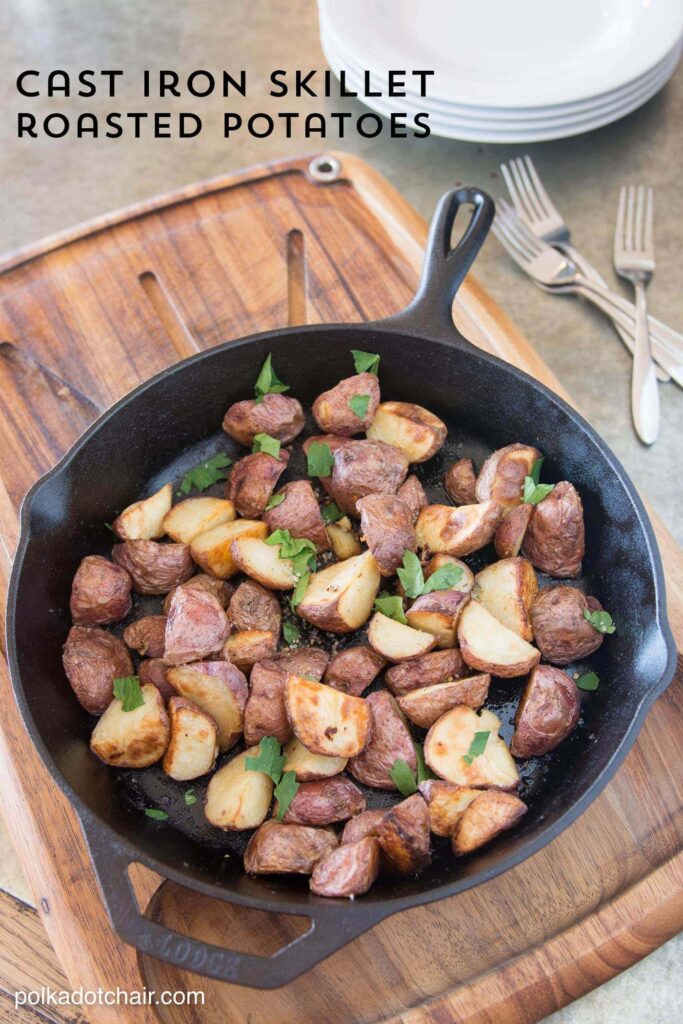 Recette de pommes de terre rouges cuites dans une poêle en fonte. excellente recette facile de plat d'accompagnement pour le dîner de semaine!