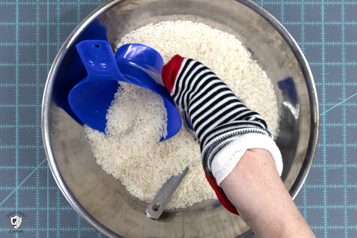 main tenant la chaussette sur un bol de riz