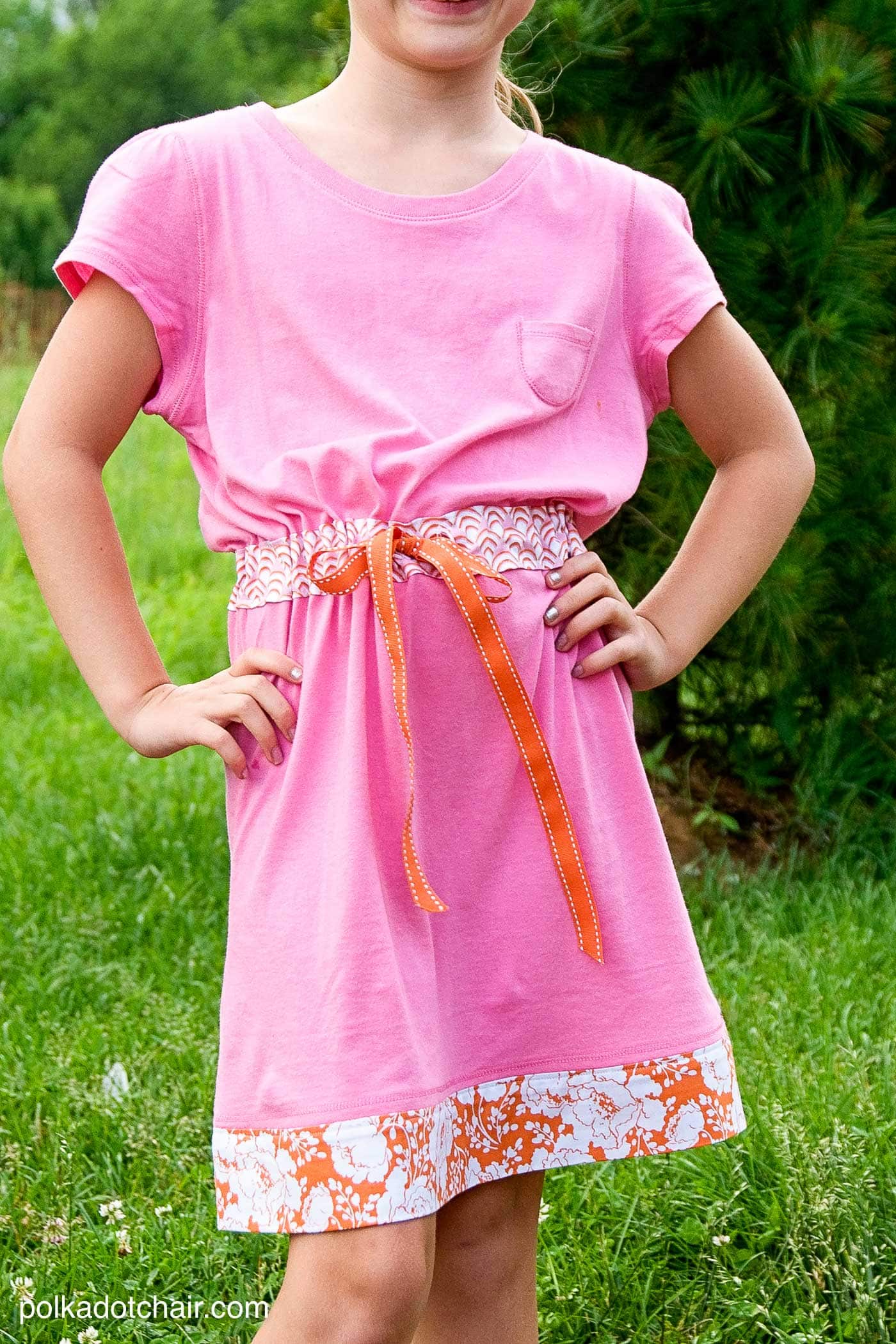 Comment coudre une robe d'été en utilisant deux t-shirts - un joli projet de refonte de t-shirt DIY.