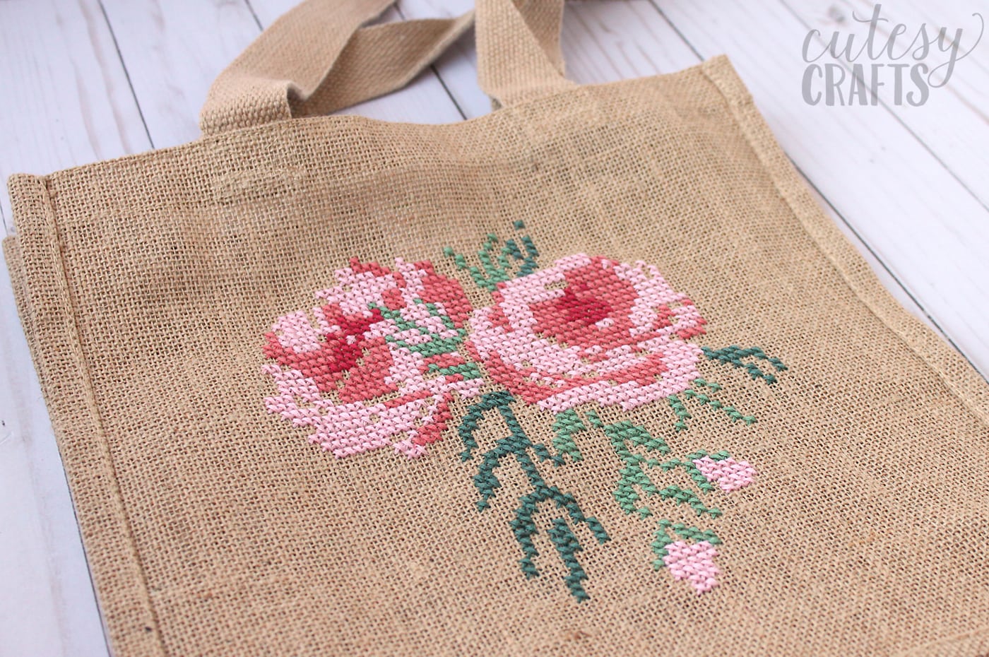 Modèle gratuit pour un sac en toile de jute au point de croix - apprenez à broder une rose sur un sac en toile de jute #crossstitch #crossstitchrose #crossstitchpattern