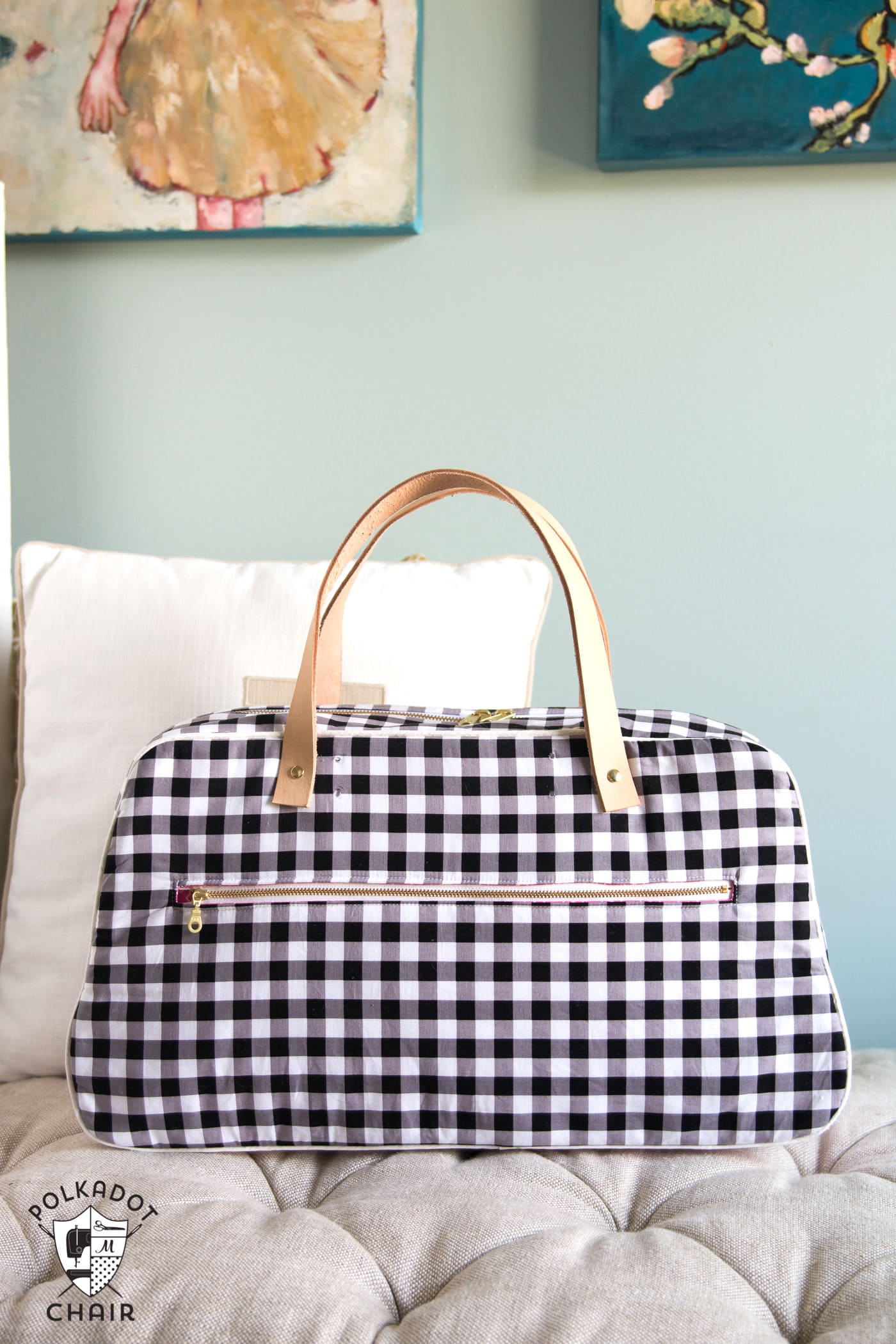 Patron de couture de sac de voyage rétro par Melissa Mortenson ; fait un joli sac de week-end et peut être fabriqué avec des lanières de cuir ou des poignées de sac à main cousues. Ce serait un joli sac de voyage d’été DIY.