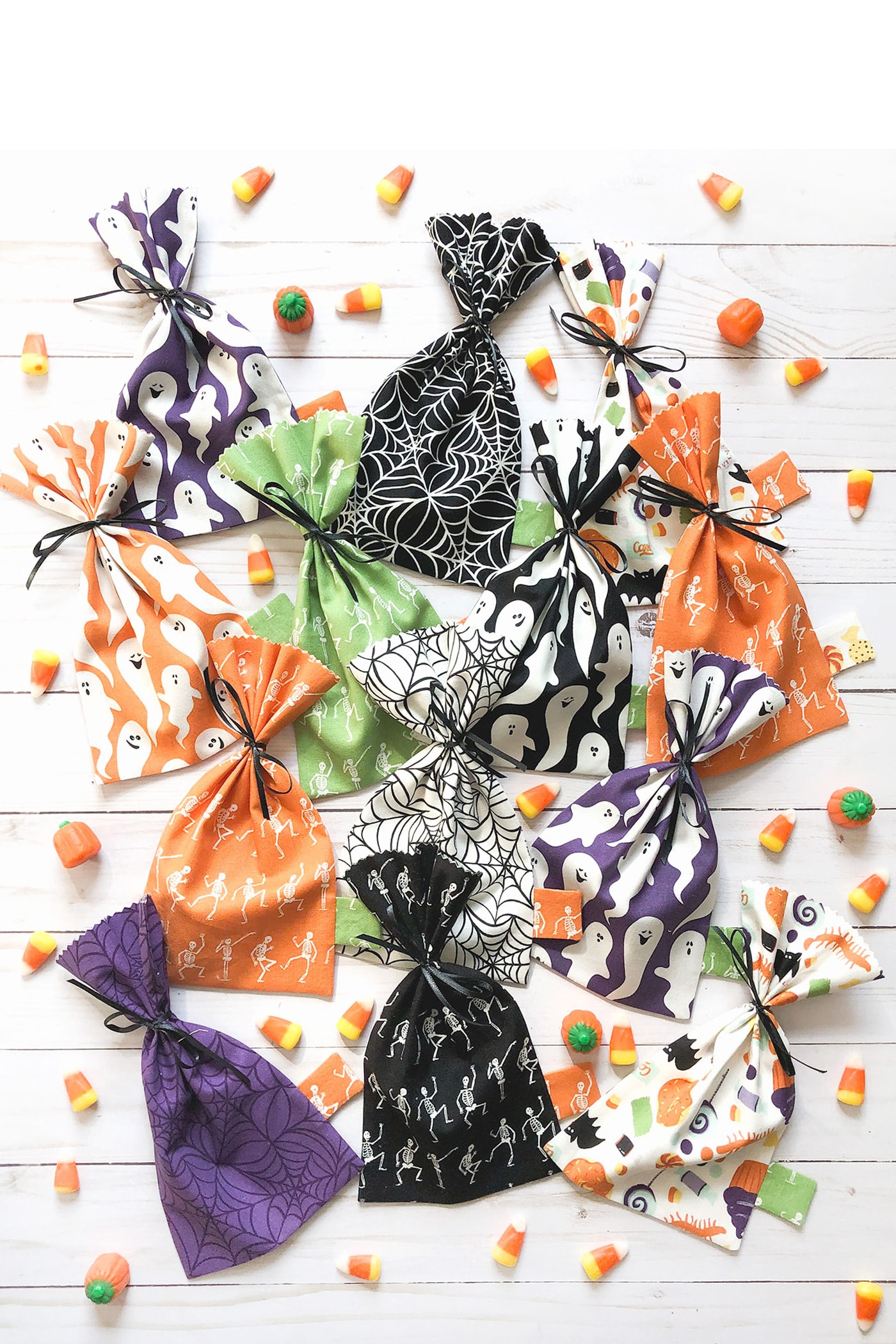 sacs de friandises d'Halloween multicolores sur table