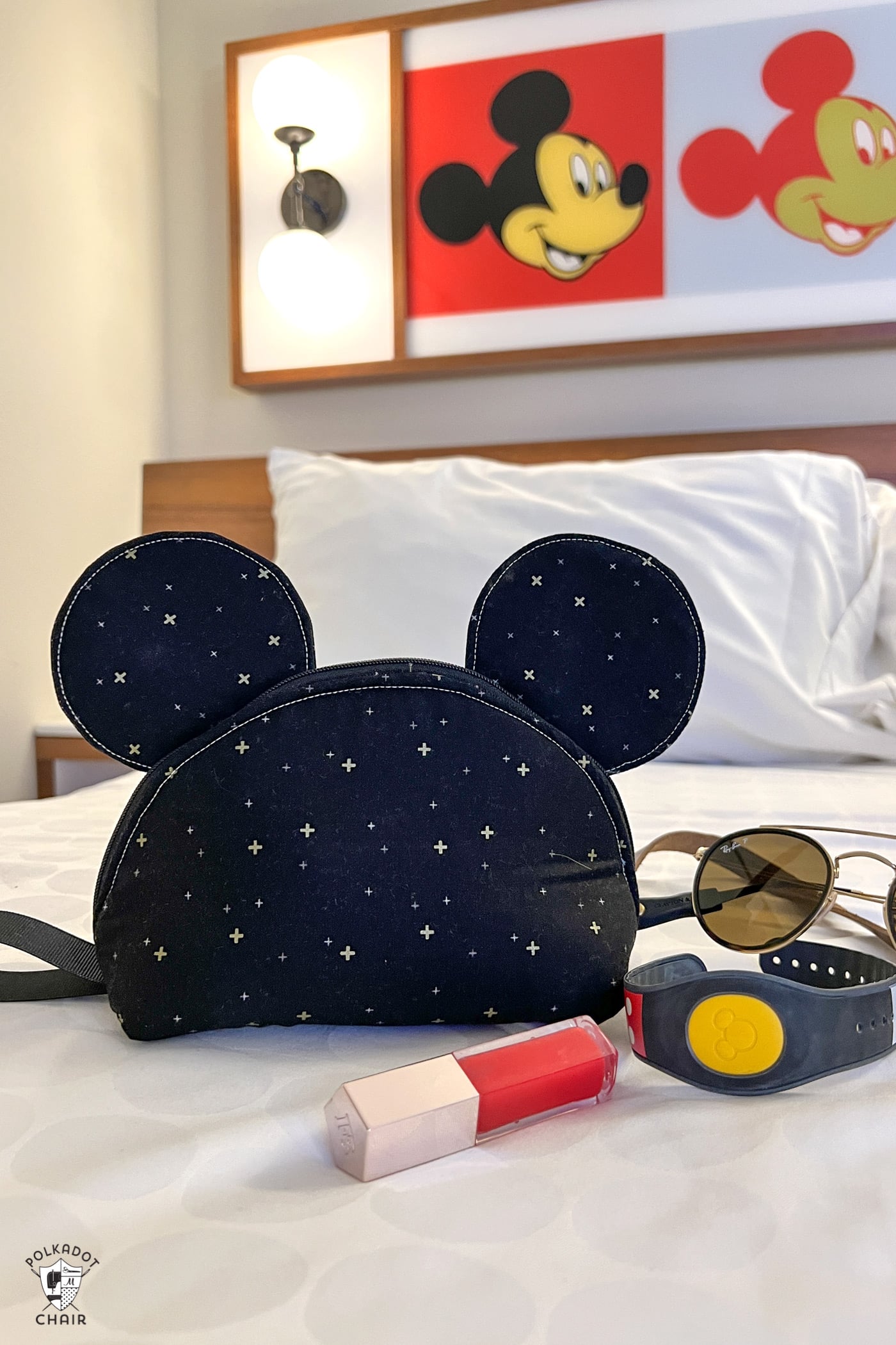 sac zippé souris noire sur le lit devant l'art de Mickey Mouse