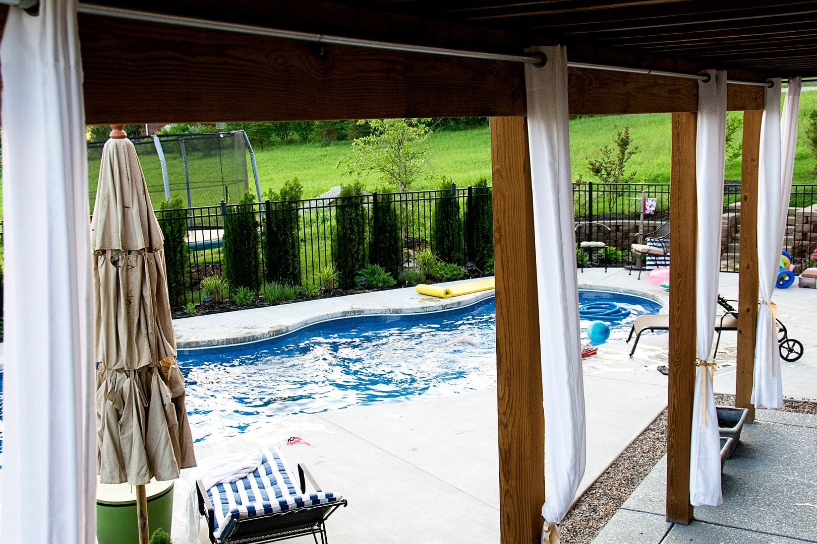 piscine avec terrasse en premier plan