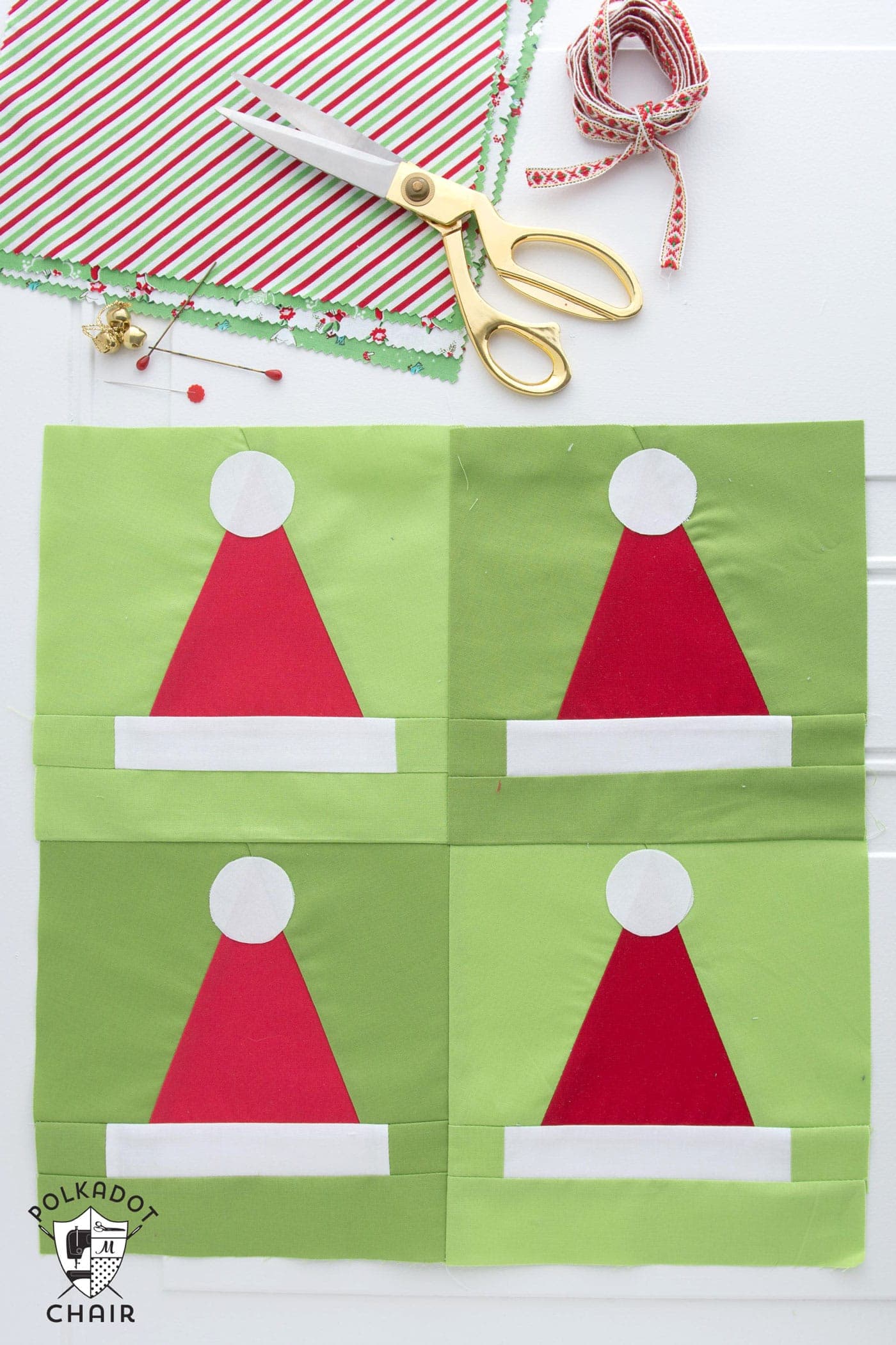 Un motif de courtepointe pour des blocs de courtepointe de chapeau de Père Noël ferait une jolie courtepointe de Noël ou un oreiller de Noël !