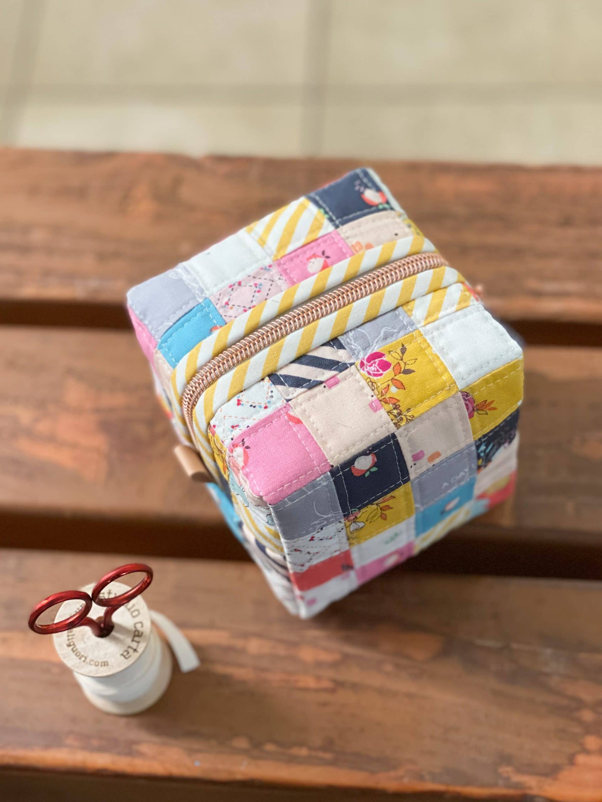 pochette de boîte en patchwork coloré sur table en bois