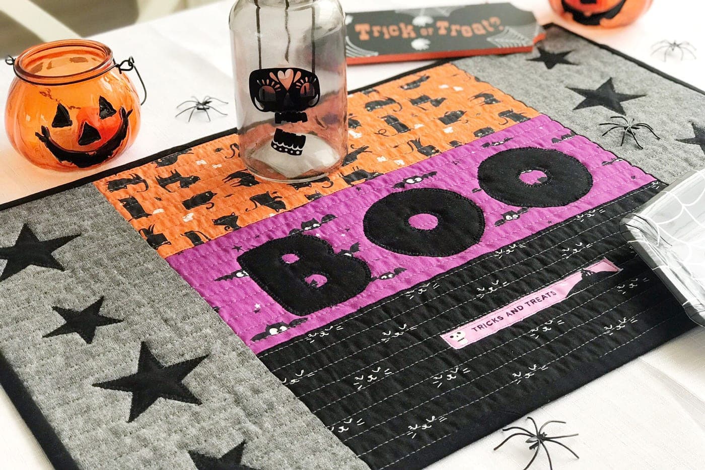 set de table d'Halloween matelassé sur table avec décorations d'Halloween