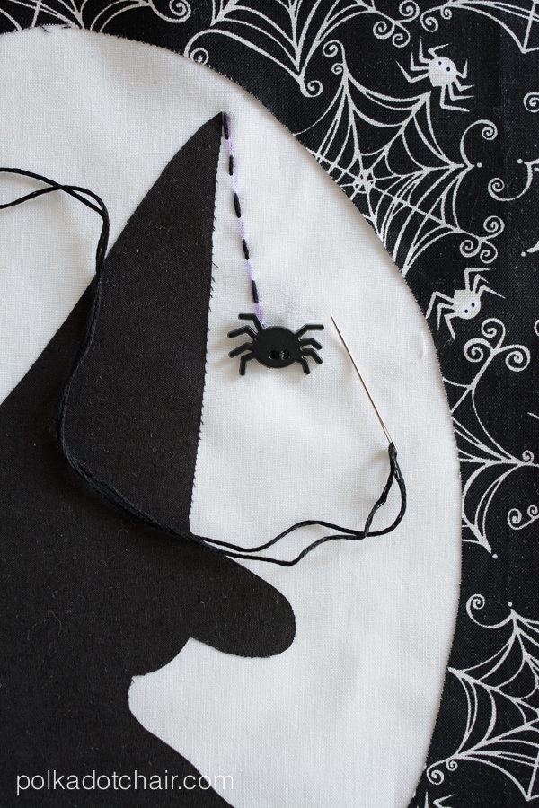 "Silhouette de sorcières" Un modèle d'oreiller d'Halloween de polkadotchair.com