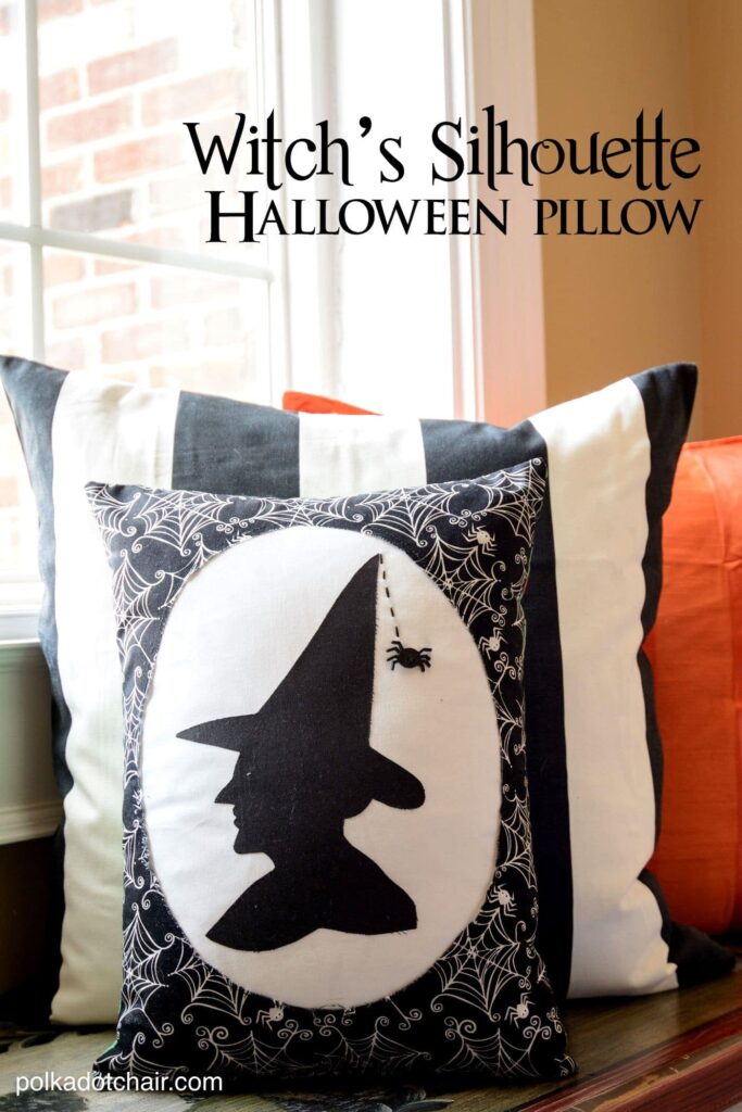 "silhouette de la sorcière" un motif d'oreiller d'halloween de polkadotchair.com