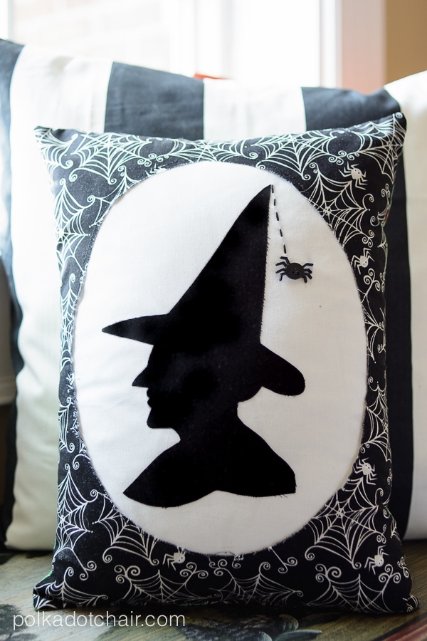 "Silhouette de sorcière" Un modèle d'oreiller d'Halloween de polkadotchair.com