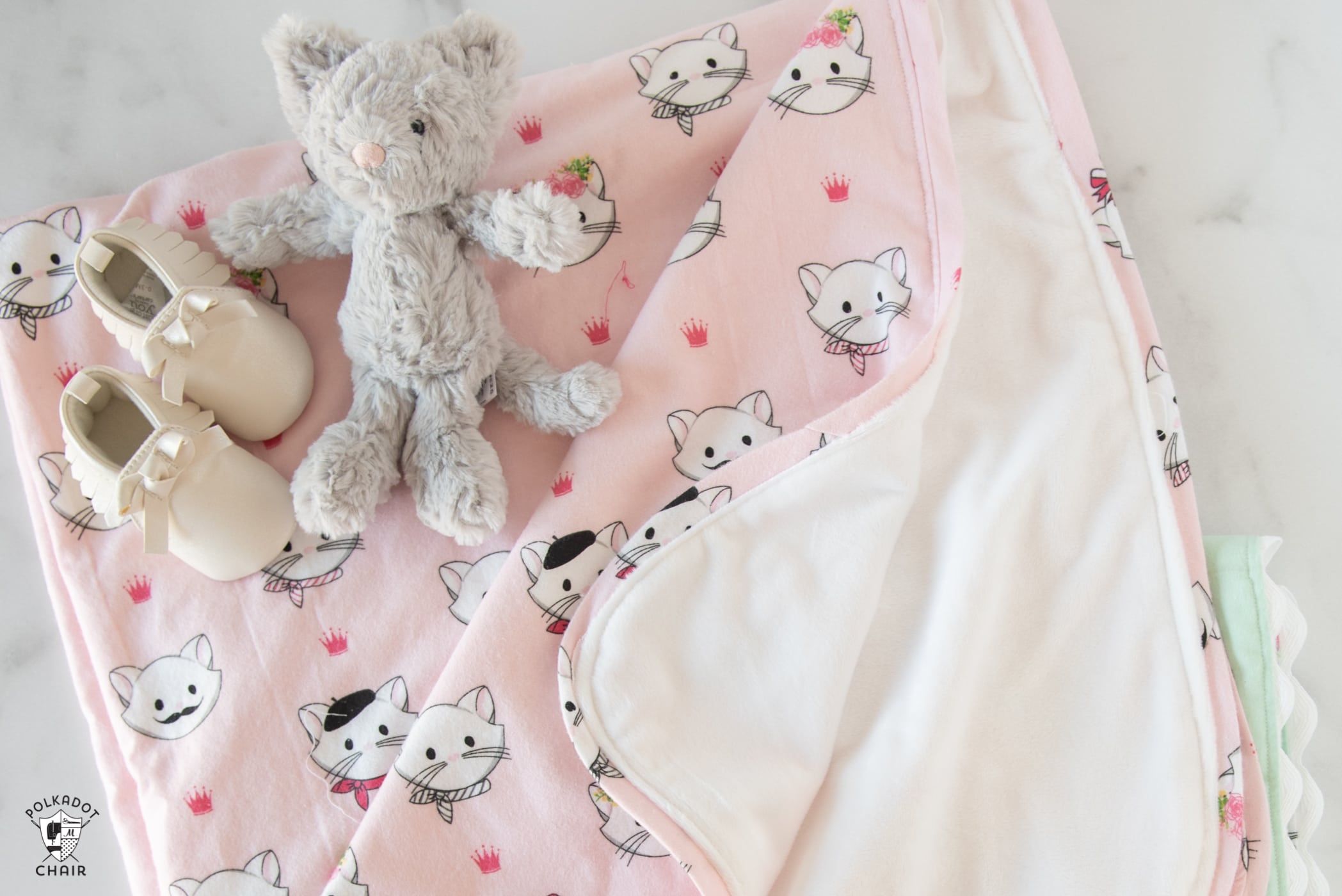 couverture bébé minky en flanelle rose et blanche