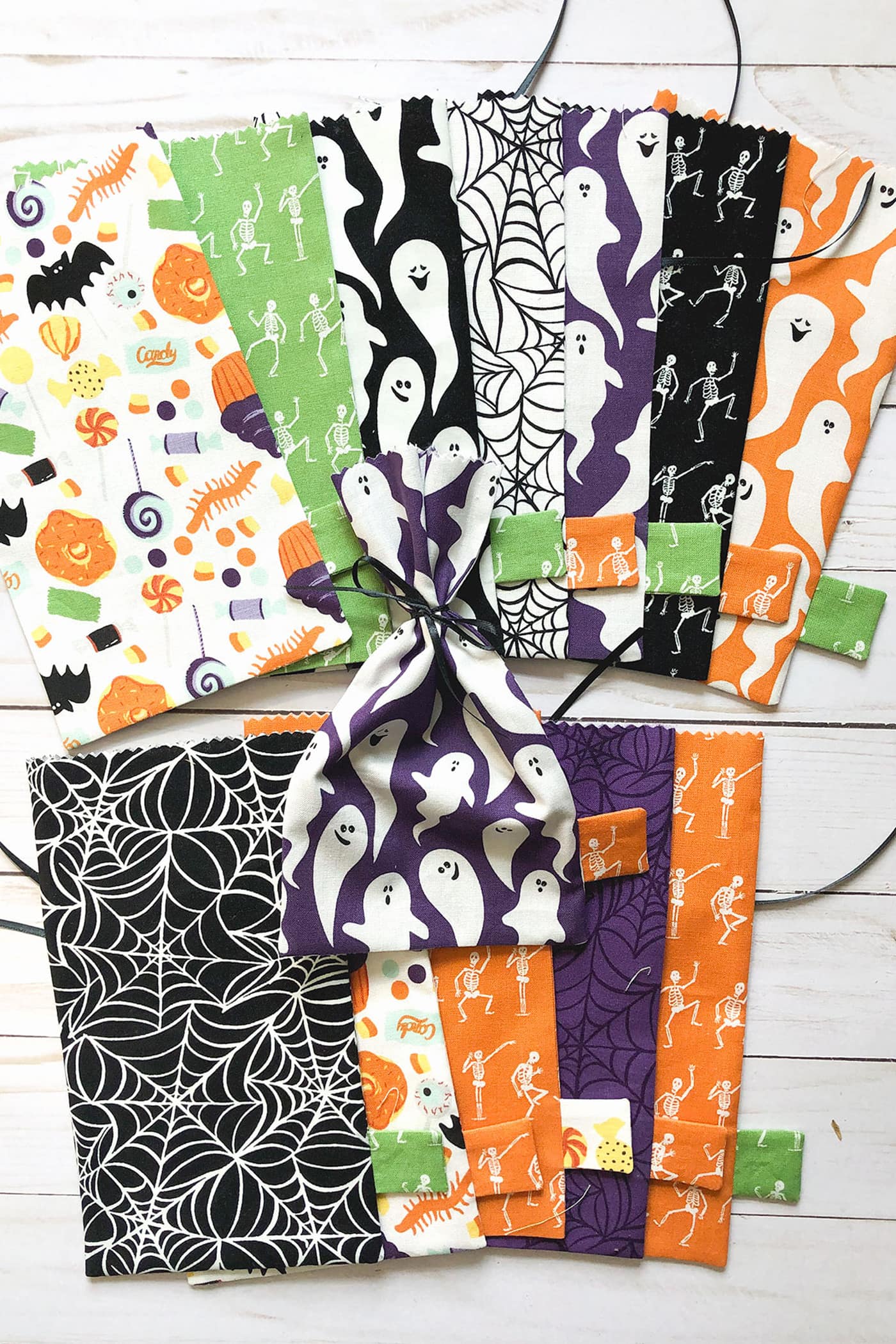 sacs de friandises d'Halloween multicolores sur table