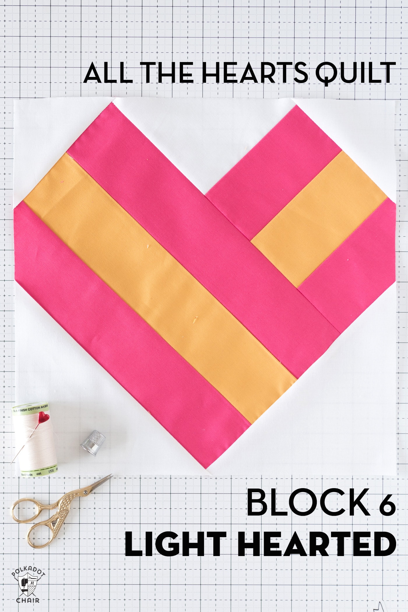 bloc de courtepointe rouge, blanc, rose et jaune sur tapis de découpe