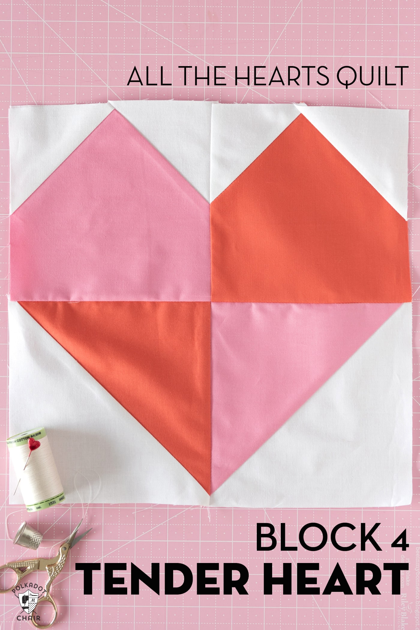 bloc de courtepointe rouge, blanc et rose sur tapis de découpe