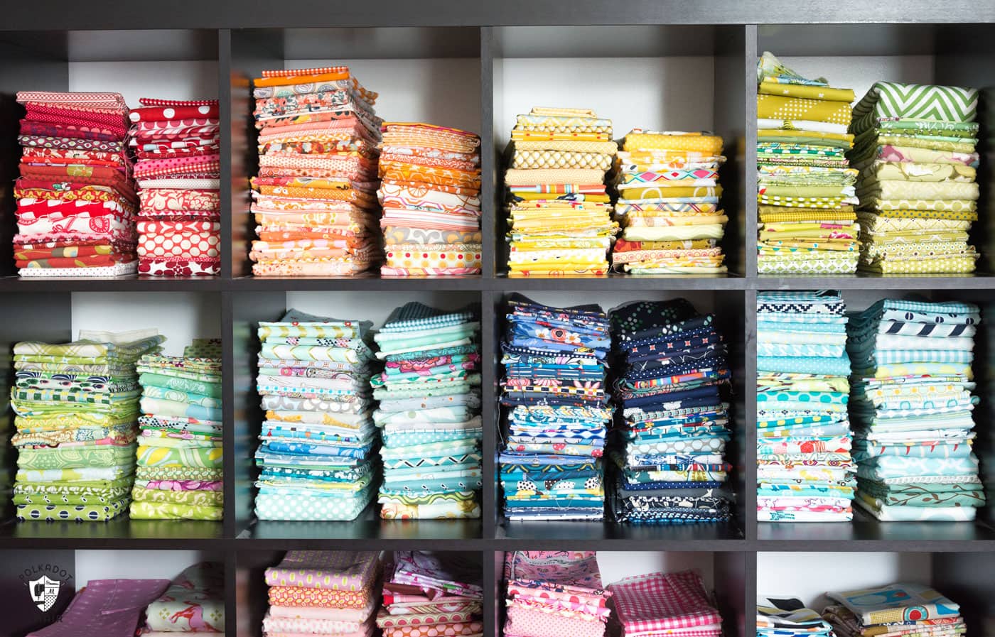 Gardez votre réserve de tissus organisée ! De bons conseils pour organiser les tissus par couleur !