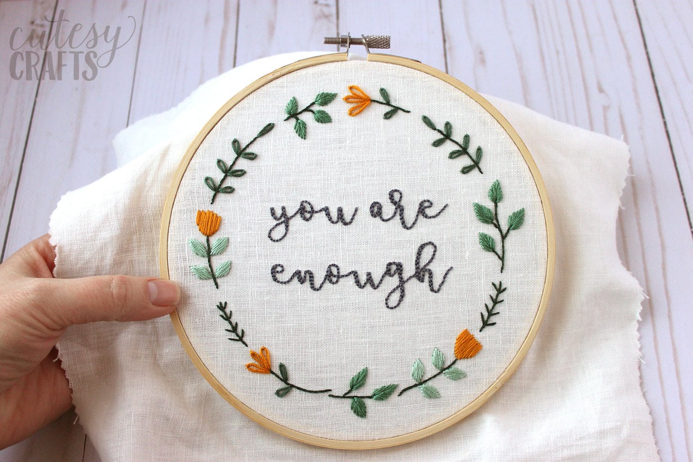 Modèle de broderie à la main gratuit pour un cerceau de broderie avec citation inspirante - "vous êtes assez" - #embroidery #handEmbroidery #embroiderystitches #embroiderypattern