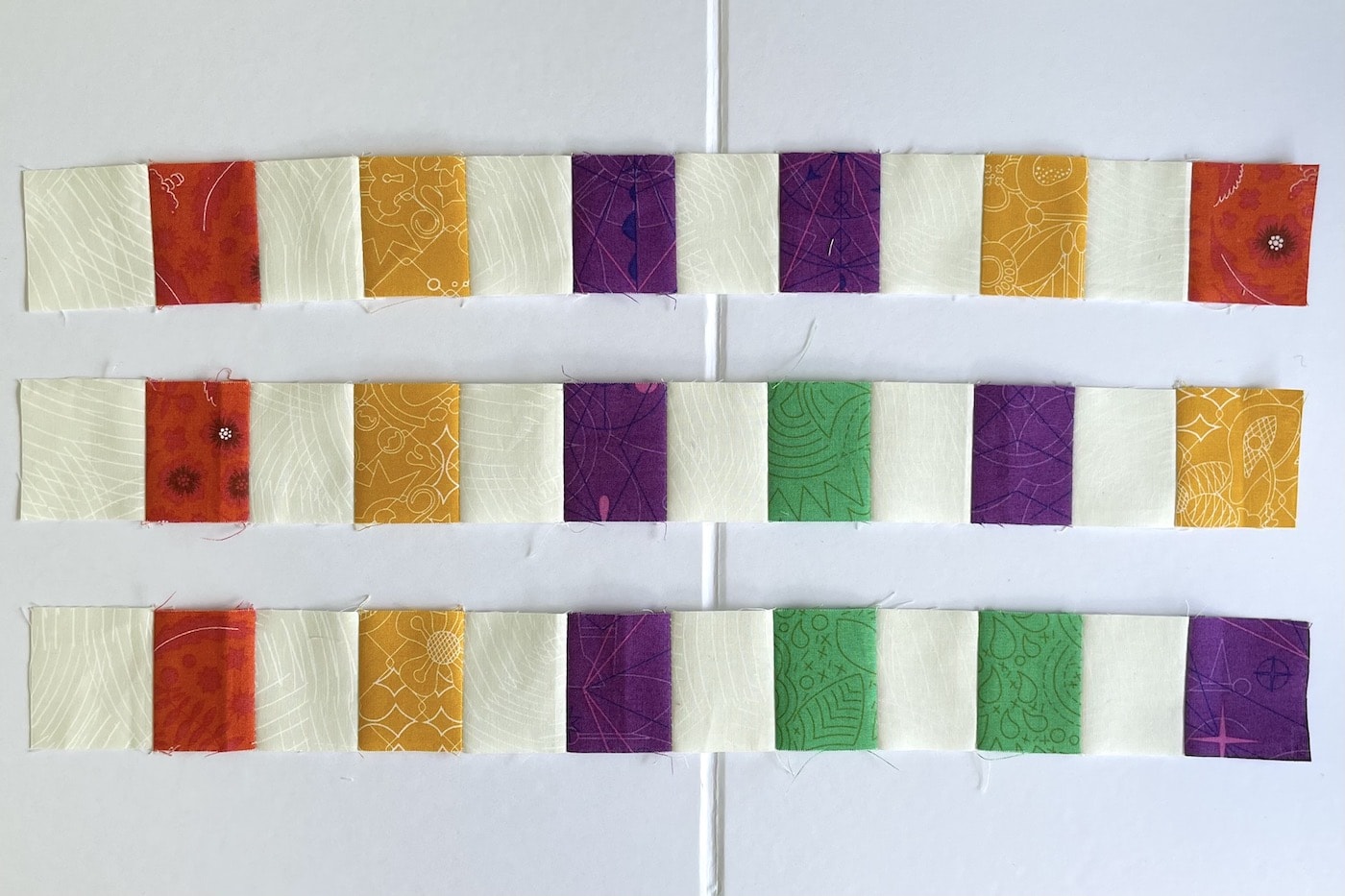 carrés de tissu jaune, violet, vert et rouge