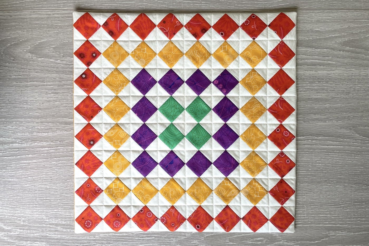 bloc de courtepointe coloré en rouge, jaune, vert et violet