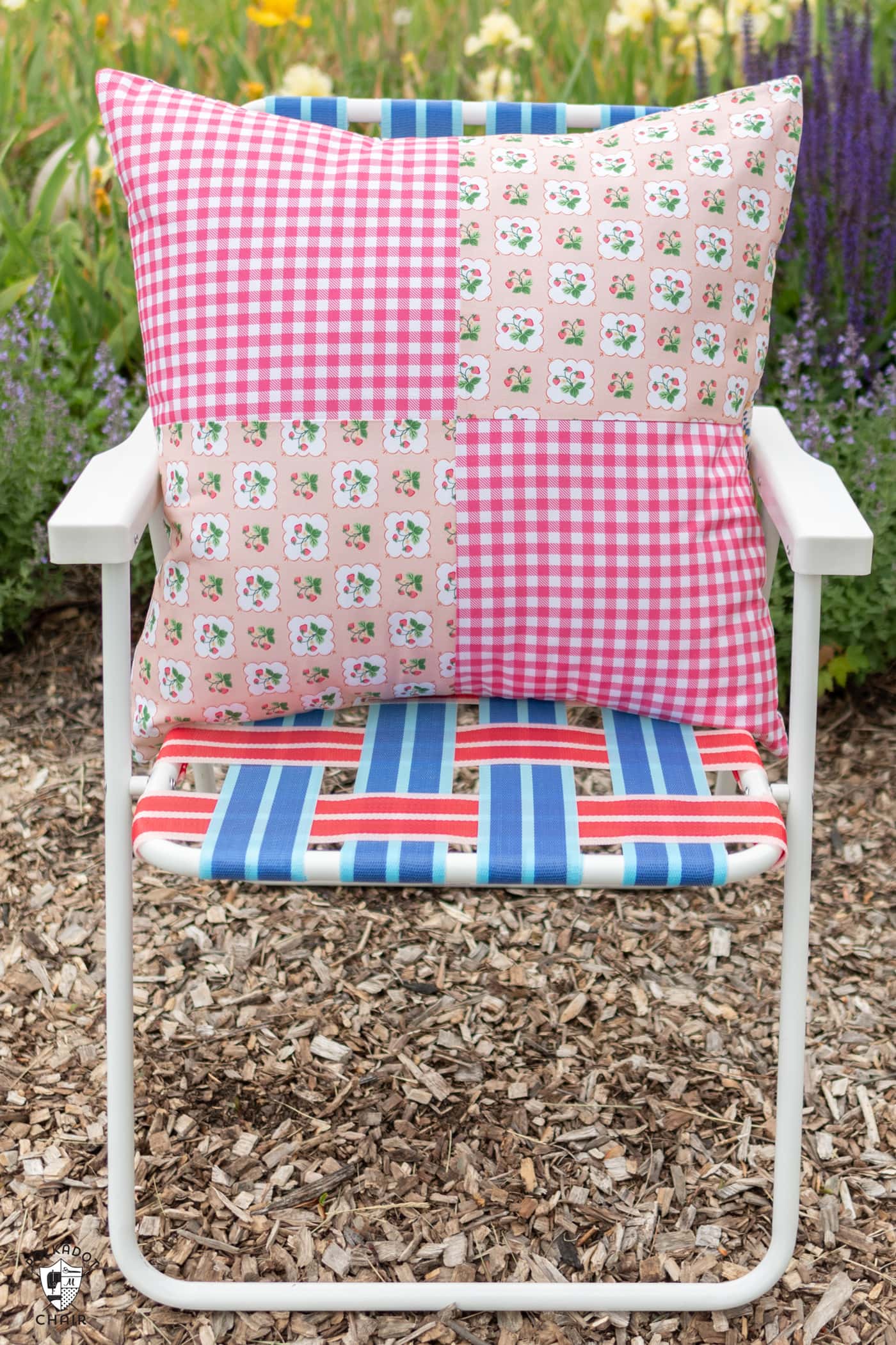 grand oreiller rose sur une chaise de jardin extérieure