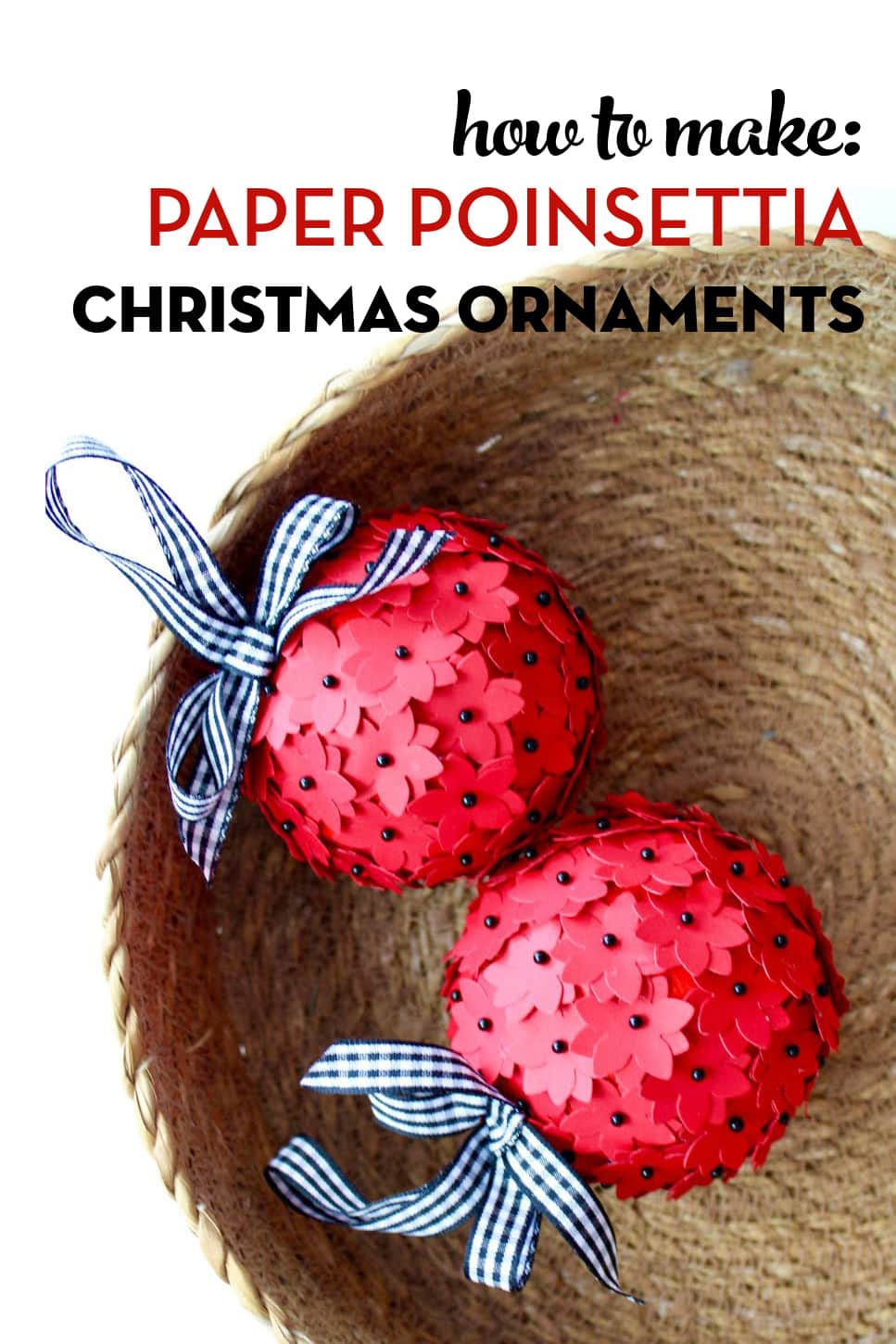 image de décorations de Noël rouges dans un bol de paille